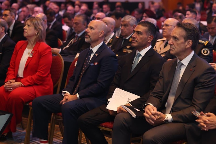 Omar Harfuch, titular de la SSPC (der.) junto a Terrance Cole (izq.), jefe de la DEA.