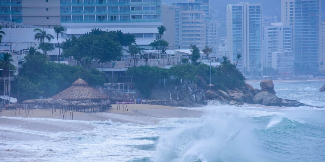 Oleaje intenso en playas de Acapulco, Guerrero, el pasado 24 de mayo.