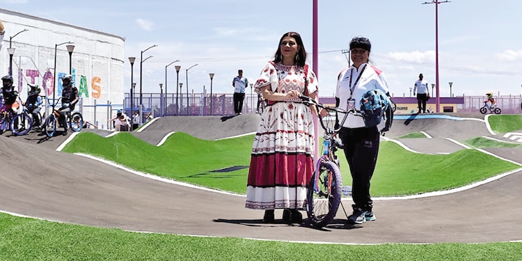 Clara Brugada (izq.) durante la presentación de la pista pump track, ayer.