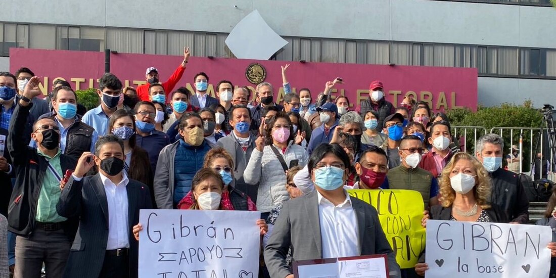 Gibrán Ramírez acompañado por militantes de morena.