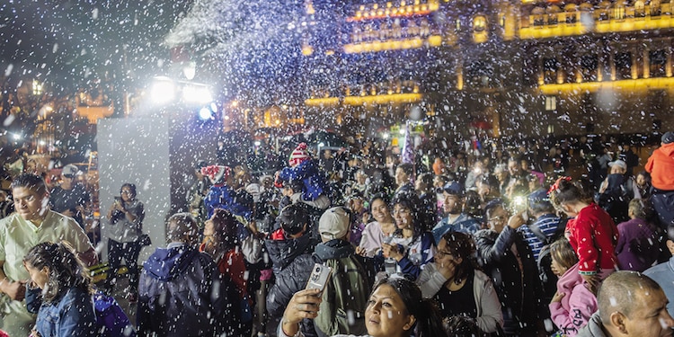 Zócalo luminoso y colorido es el corazón de las fiestas