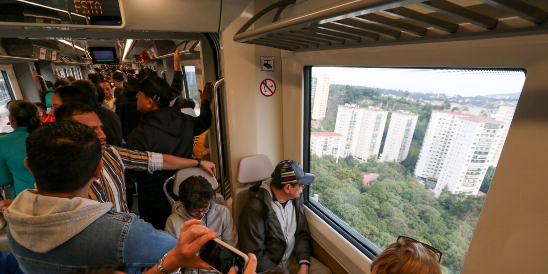 Capitalinos, dentro de un vagón del tren El Insurgente, ayer.
