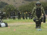 Con un robot motorizado y trajes especializados, grupo de élite se enfrenta al peligro