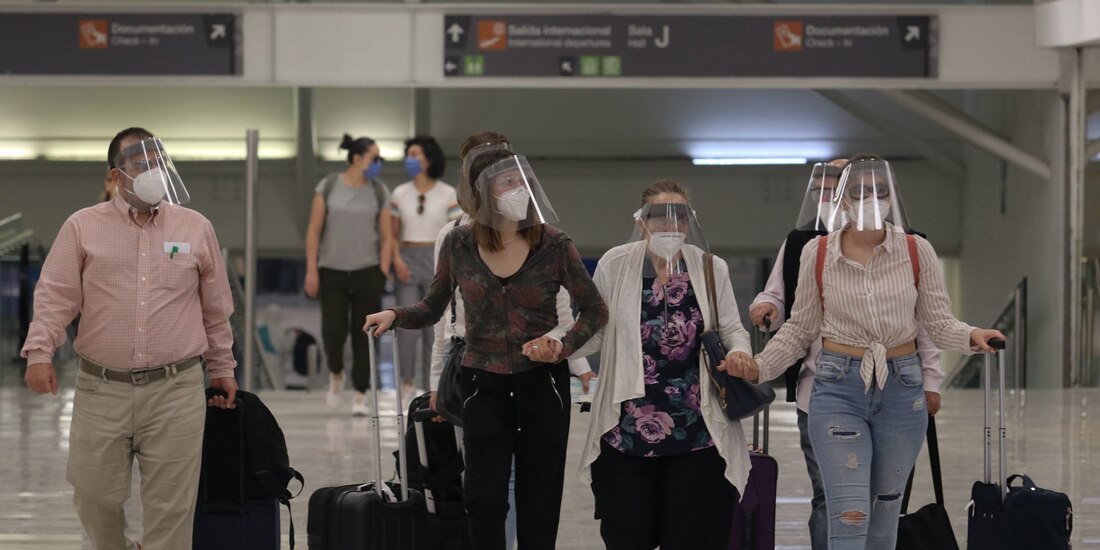 Pasajeros usan caretas, cubrebocas y guantes en el aeropuerto de la Ciudad de México (Archivo).