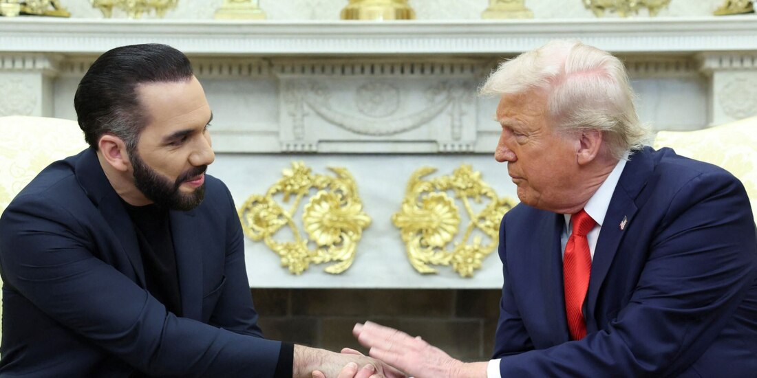 El presidente Donald Trump saluda al presidente de El Salvador, Nayib Bukele, en la Casa Blanca, ayer.