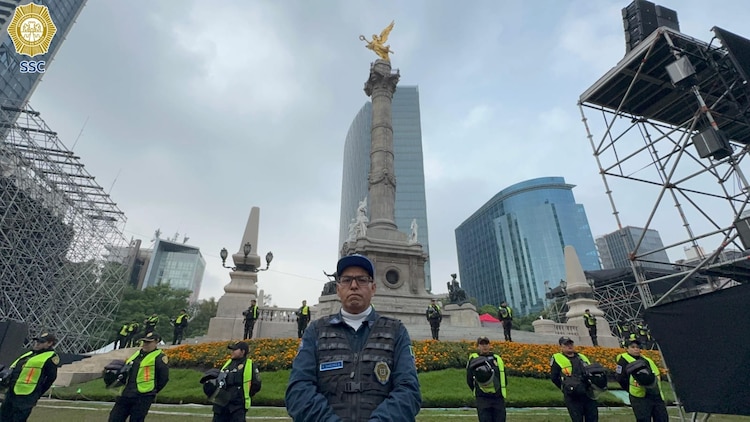 Policías capitalinos se desplegaron en el Estadio Ciudad de México, Paseo de la Reforma y el Zócalo para resguardar las actividades relacionadas con el encuentro mundialista.