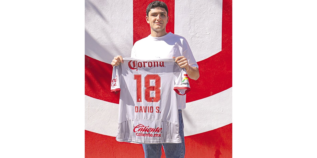 El juvenil portero del Toluca, en una sesión de fotos.