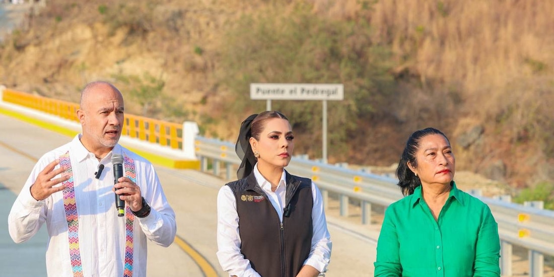 La gobernadora Evelyn Salgado y el titular de la SICT, Jesús Esteva, cortan el listón inaugural del nuevo puente “El Pedregal” en Acapulco.