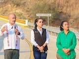 La gobernadora Evelyn Salgado y el titular de la SICT, Jesús Esteva, cortan el listón inaugural del nuevo puente “El Pedregal” en Acapulco.