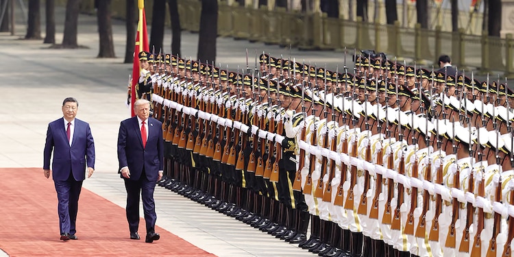 El MANDATARIO estadounidense, Donald Trump, camina junto al presidente de la República Popular China, Xi Jinping, durante la ceremonia de bienvenida a Pekín, ayer.