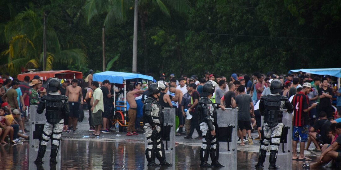 Una multitud de migrantes bloquea el Centro de atención e integración Familiar el 6 de noviembre de 2023 para exigir un diálogo con las autoridades del INM, con el objetivo de que les provean de un documento que les de certeza jurídica de su estancia en el país