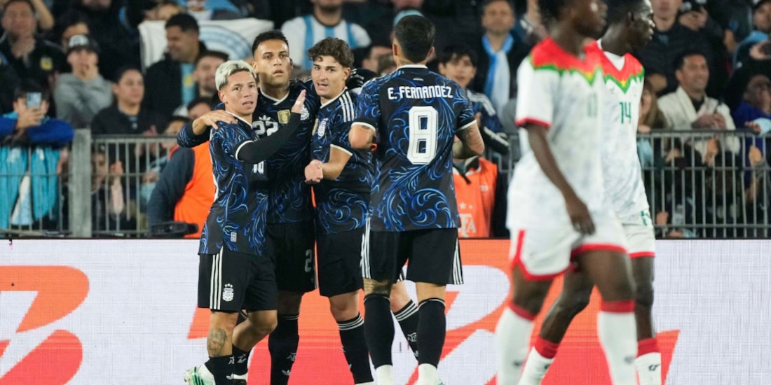 Jugadores argentinos celebran una anotación.