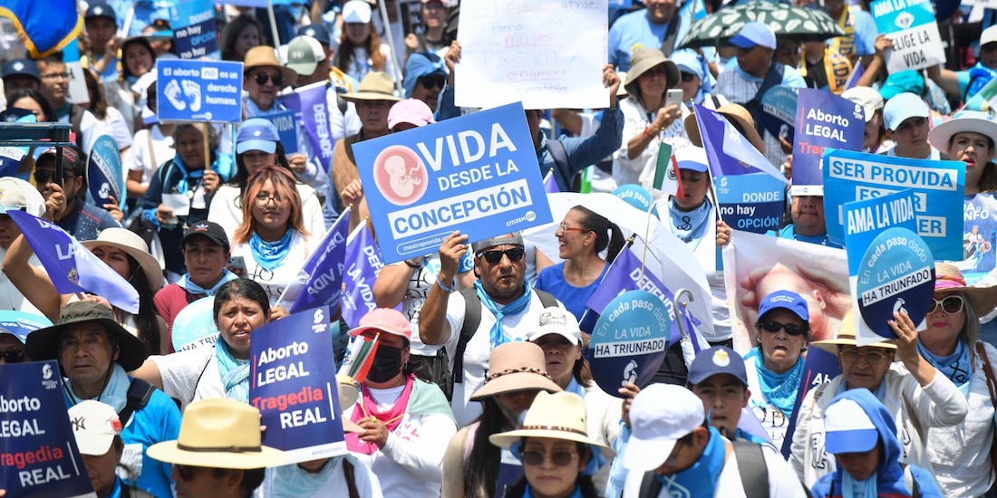 Marcha en postura de defender la vida en foto de archivo
