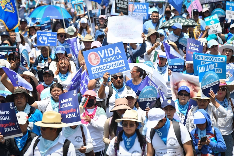 Marcha en postura de defender la vida en foto de archivo