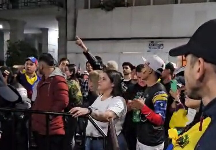 Venezolanos en México exigen recuento de votos a su embajada.