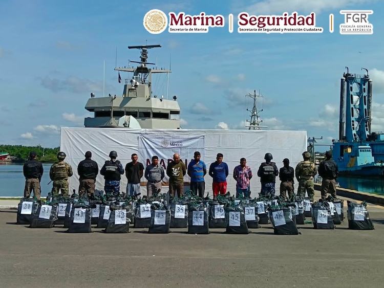 Las seis personas detenidas fueron presentadas ante las autoridades, mientras que el cargamento fue entregado a la FGR.
