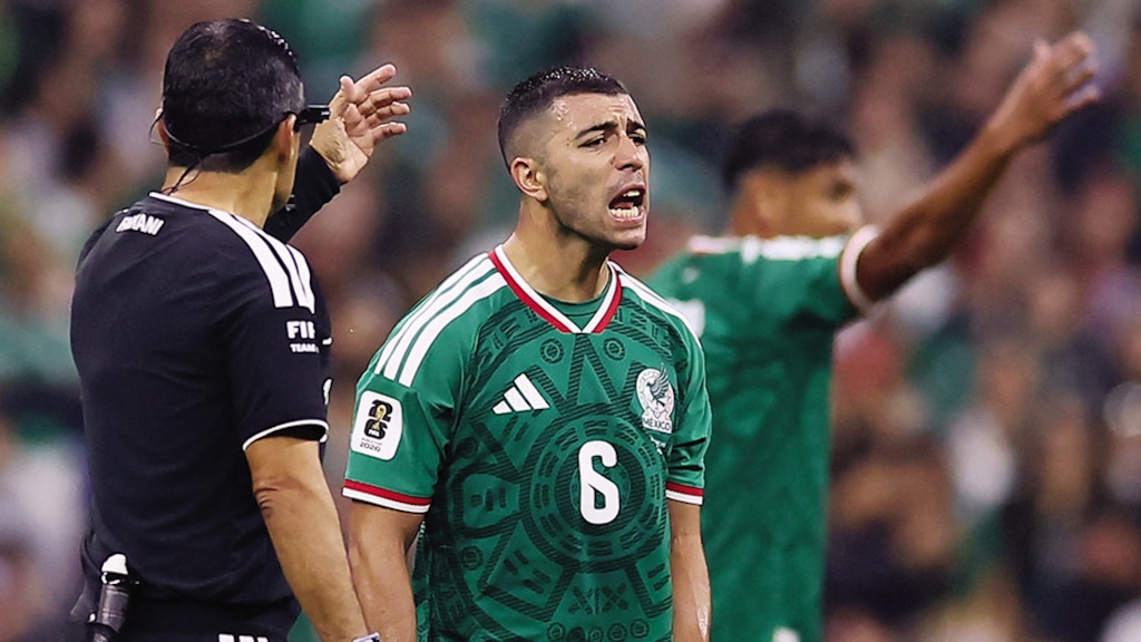 EL JUGADOR de Cruz Azul, frustrado durante el partido, ayer