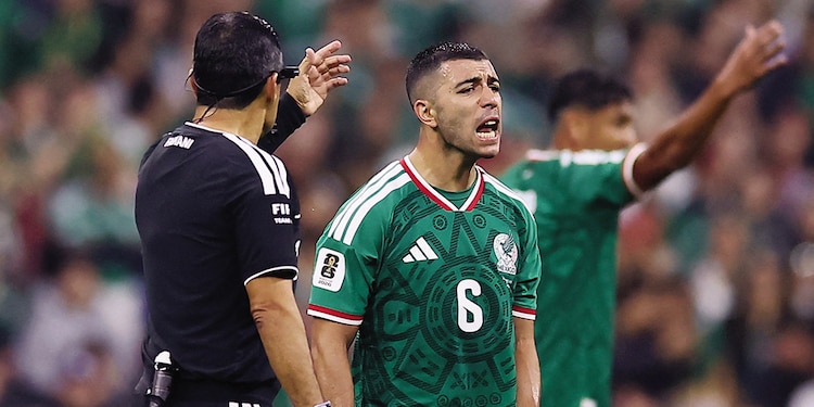 EL JUGADOR de Cruz Azul, frustrado durante el partido, ayer