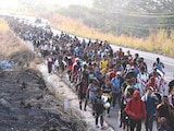 Cientos de indocumentados caminan por la carretera de Arriaga, Chiapas, ayer.