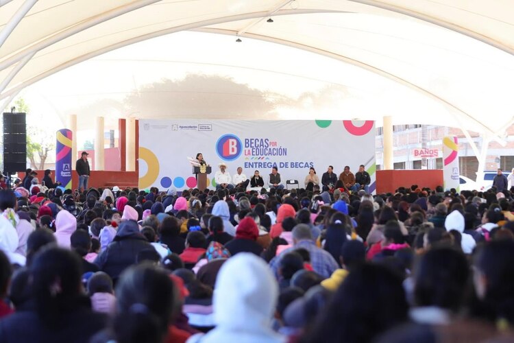 Cerca de mil 500 estudiantes de todos los niveles recibieron becas educativas