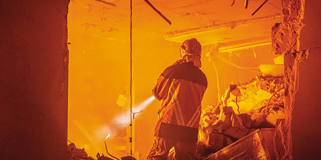 bomberos combatieron un incendio tras un ataque aéreo ruso en Ucrania, el jueves.