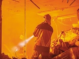 bomberos combatieron un incendio tras un ataque aéreo ruso en Ucrania, el jueves.