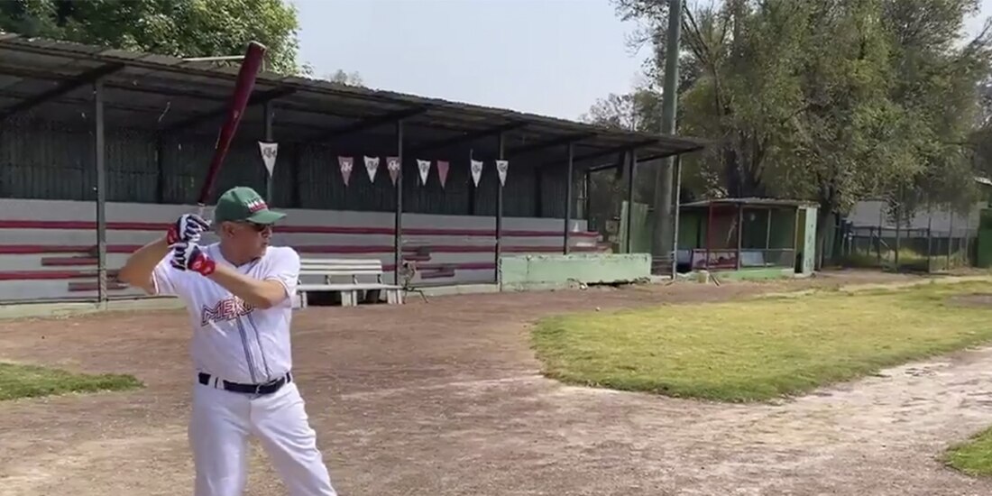 Luego de haber superado el contagio de Covid-19, el Presidente se escapó unas horas para ponerse en forma en un deportivo de béisbol. En redes sociales, publicó un video donde dice “Ya estoy poniéndome en forma, macaneando. Un saludo”.
