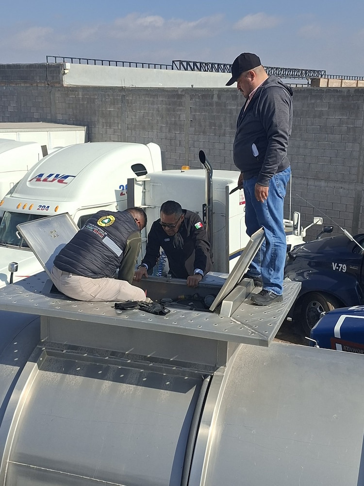 Autoridades federales y estatales aseguraron los autotanques en una pensión de San Luis Potosí.