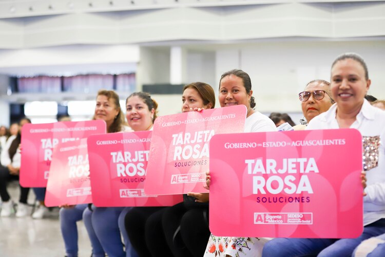 Mujeres beneficiadas con la Tarjeta Rosa reciben apoyo económico para mejorar sus comunidades.