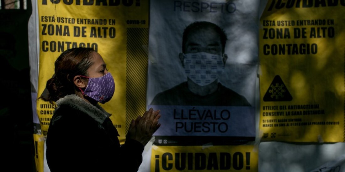 Una joven acude a uno de los kioscos de salud en una de las colonias de atención prioritaria en la alcaldía Tlalpan, ayer.