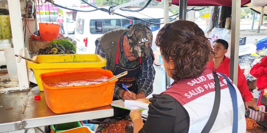 Personal de salud al tomar muestras de salsas de puestos, ayer.