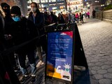 Decenas de ciudadanos esperan por su dosis anti-Covid de refuerzo en un centro de vacunación cerca del Central Park, ayer.