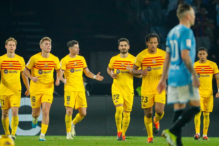 Robert Lewandowski del Barcelona, tercero desde la izquierda, celebra anotar el segundo gol de su equipo ante Celta de Vigo