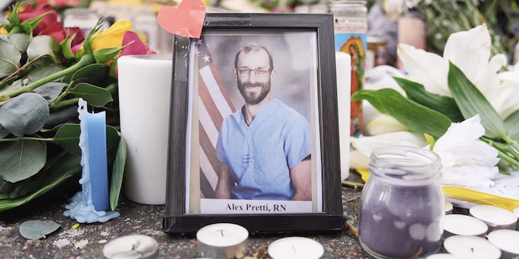 Una foto de Alex Pretti, de 37 años, quien fue asesinado a tiros por un agente federal, se exhibe en el lugar del tiroteo, ayer.