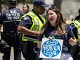 Activista por el derecho al aborto detenida por la policía del Capitolio de Estados Unidos.