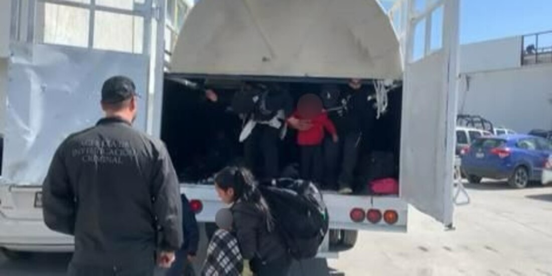 Los migrantes se encontraban al interior de tinacos dentro de una camioneta que circulaba por calles de Nuevo León.
