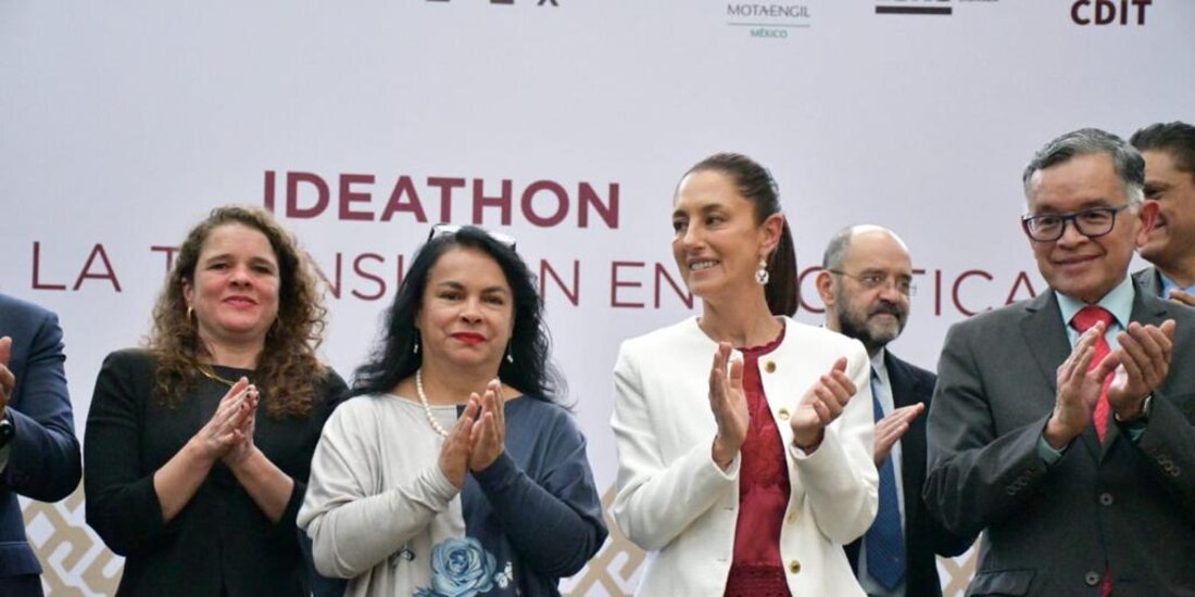 La mandataria capitalina, junto a la alcaldesa de Azcapotzalco, Margarita Saldaña (a su derecha), durante el evento, ayer.