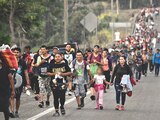 Personas indocumentadas marchan a Huehuetán, Chiapas, ayer.