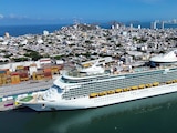 Crucero instalado en la ciudad de Mazatlán.