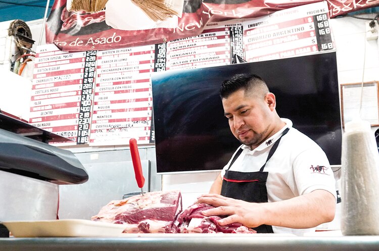 Un hombre atiende una carnicería al interior de un mercado en la alcaldía Benito Juárez, el pasado 11 de junio