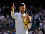Novak Djokovic celebra con el trofeo, tras vencer a Nick Kyrgios en la final de Wimbledon.