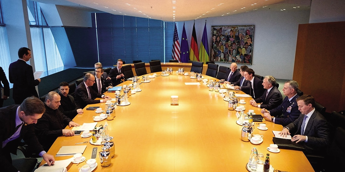 El equipo del canciller alemán Friedrich Merz junto al presidente de Ucrania, Volodimir Zelenski, frente a Steve Witkoff y Jared Kushner, en Berlín, ayer.