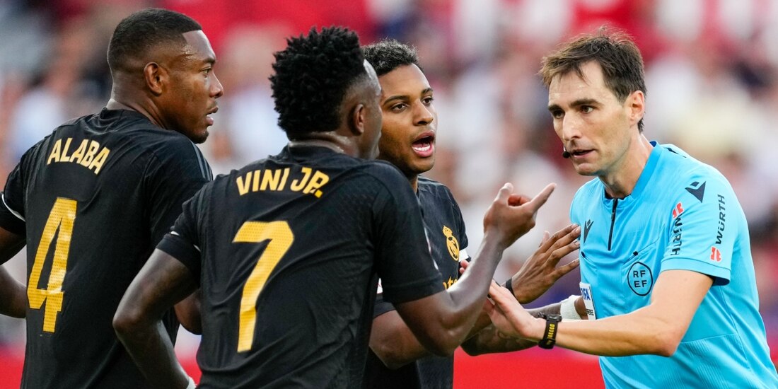 El árbitro Ricardo De Burgos Bengoetxea discute con jugadores del Real Madrid