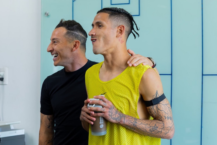 Andrés Guardado visita a los Pumas de la UNAM y Efraín Juárez