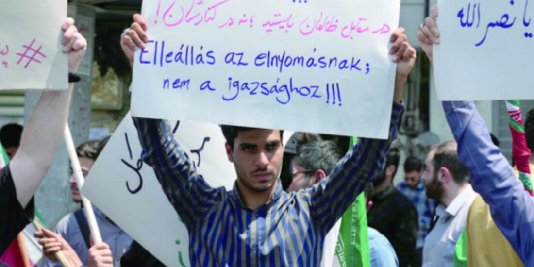 Un manifestante sostiene una pancarta antiisraelí en una reunión en Teherán, Irán, ayer.