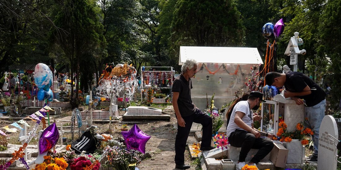 Familias acudieron al Panteón de San Isidro en Azcapotzalco, en la CDMX, para adornar y compartir con los infantes fallecidos, como dicta la tradición el día 1 de noviembre.
