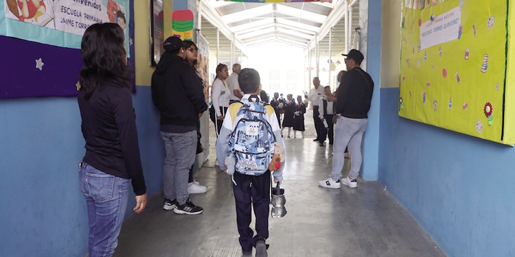 La entrada de una escuela pública de nivel básico, en imagen de archivo