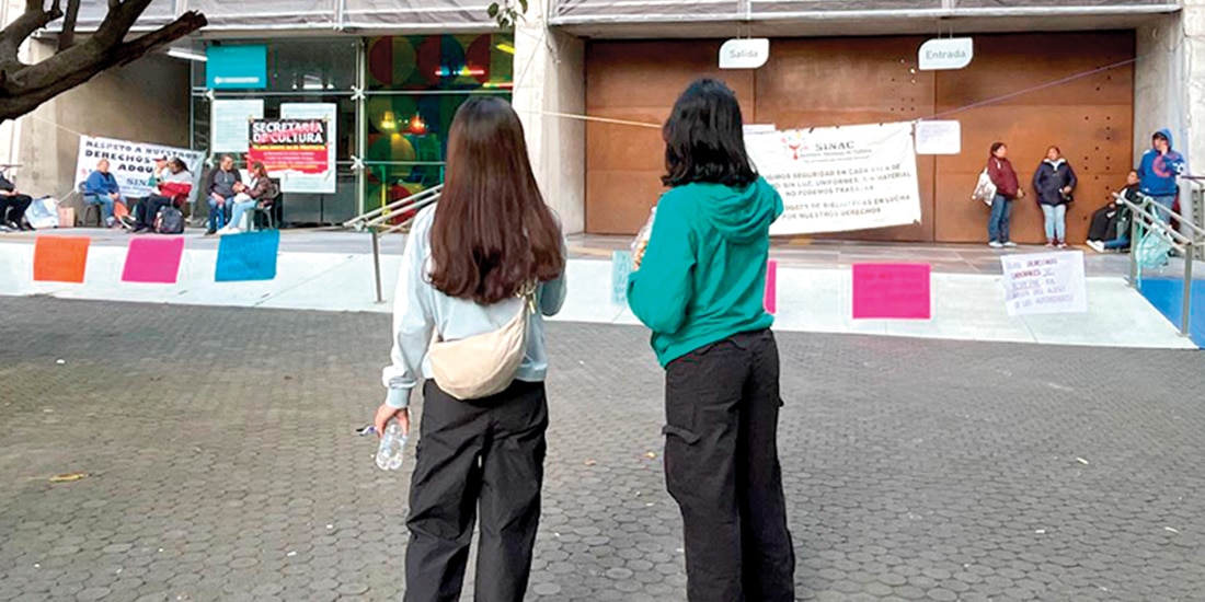 Dos jóvenes, ayer, al encontrar cerrada la Biblioteca Vasconcelos