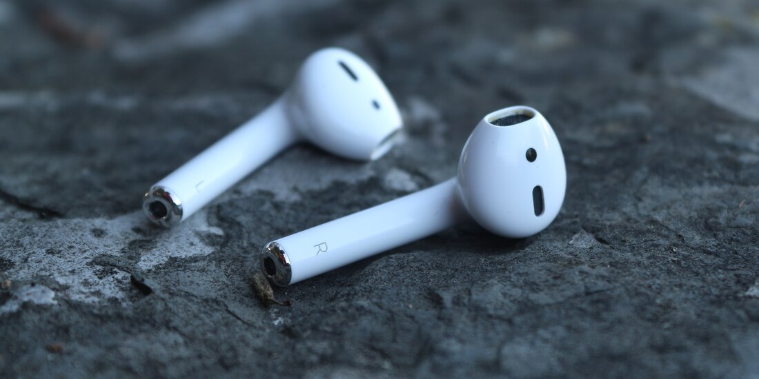 Un hombre ingirió uno de sus audífonos luego de quedarse dormido mientras escuchaba música