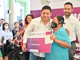 El mandatario estatal con una de las beneficiadas.